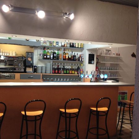 Bar Hotel De La Place Mezel Eksteriør billede