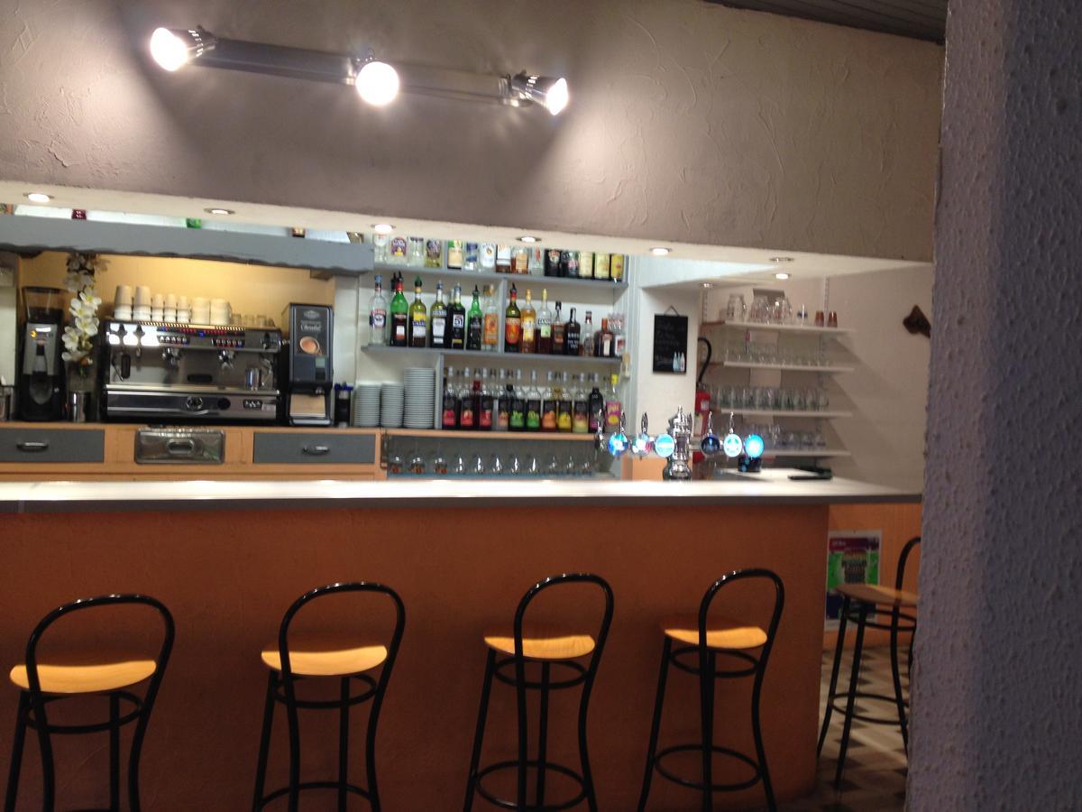 Bar Hotel De La Place Mezel Eksteriør billede